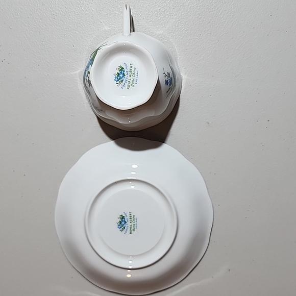 Royal Albert Bone China Forget-Me-Not Floral Teacup & Saucer Set - Picture 8 of 10